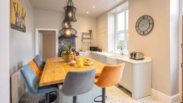 House | 8 bedrooms, desk