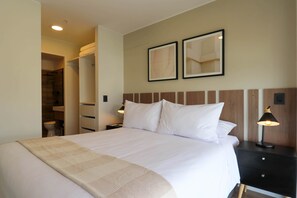 2 bedrooms, Internet - w Elegant 2BR With Balcony in San Isidro (Lima)