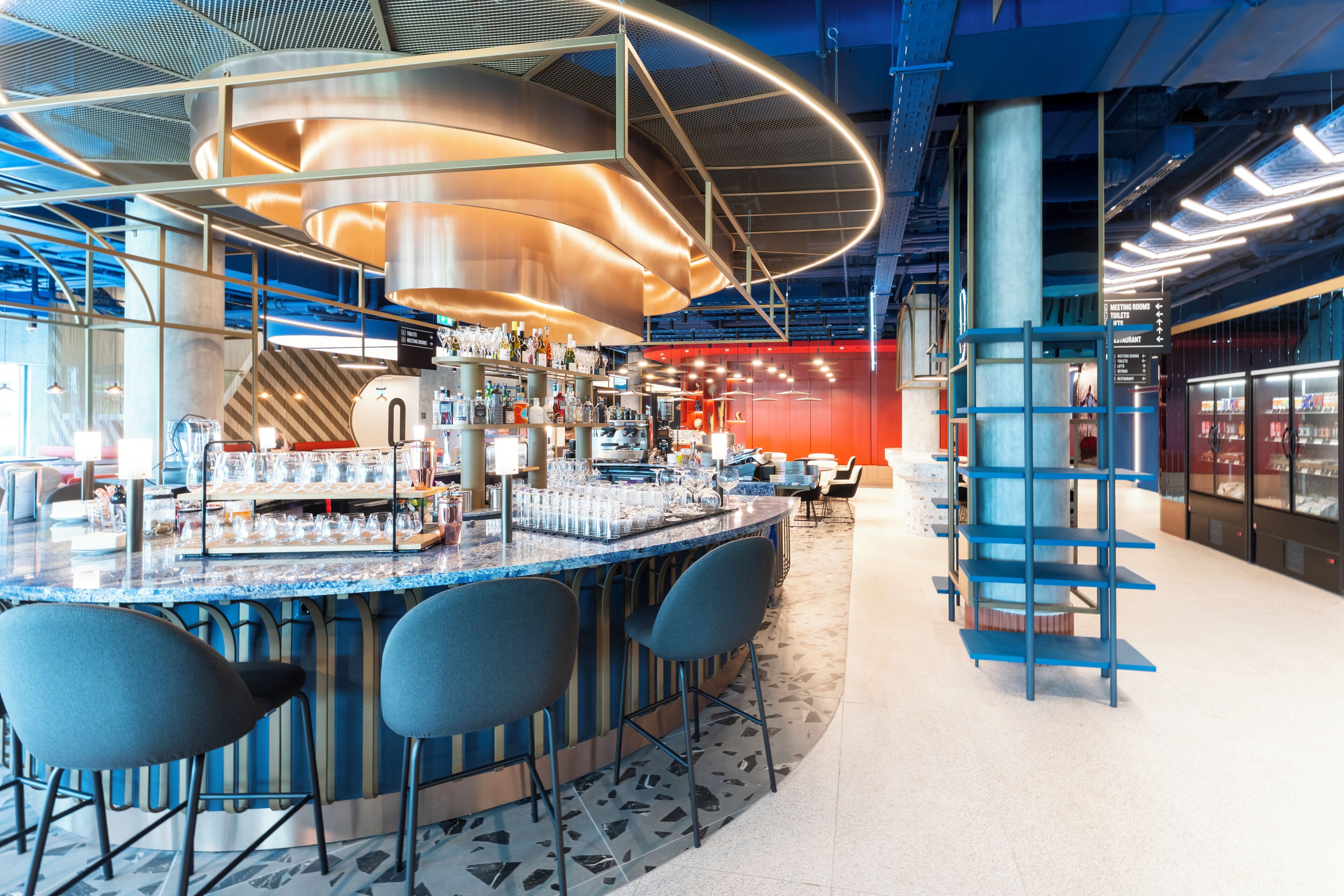 2 bars/lounges