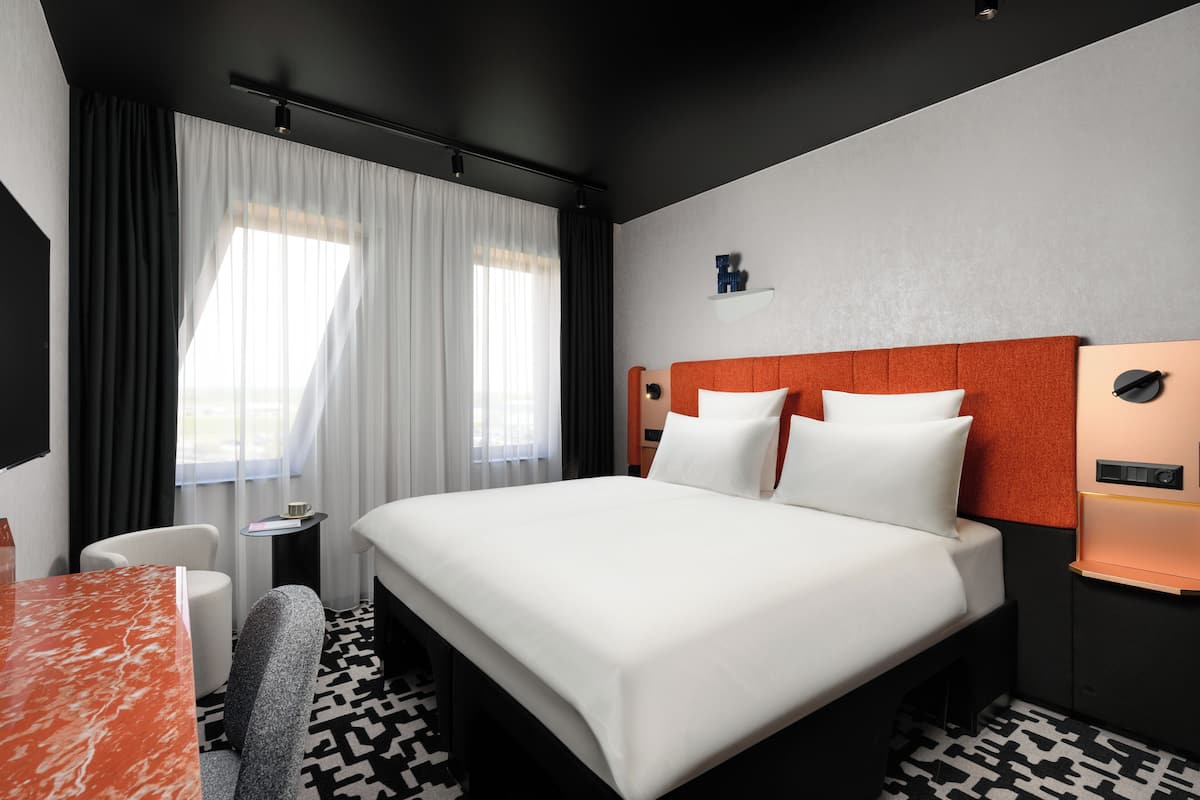 TRIBE ESSENTIAL | Premium bedding, memory-foam beds, in-room safe, blackout curtains