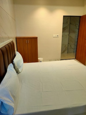 Free WiFi, bed sheets - Goroomgo Janata Inn Gujarat (Vapi)