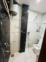 Deluxe Room | Bathroom