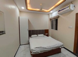 Deluxe Room - Hotel Yashoda (Ujjain)