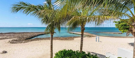 En la playa, camastros y toallas de playa