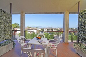 تناول الطعام بالخارج