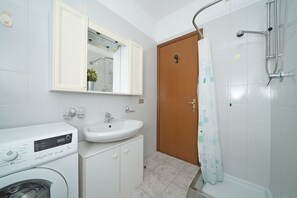 Bruser, hårtørrer, bidet, håndklæder