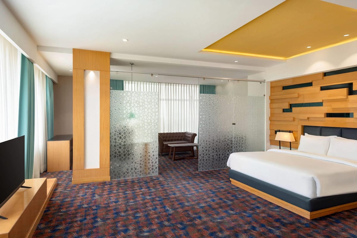 Executive Suite, 1 King Bed | Desk, soundproofing, iron/ironing board