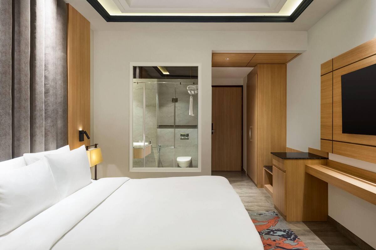 Superior Room, 1 King Bed | Desk, soundproofing, iron/ironing board, free WiFi