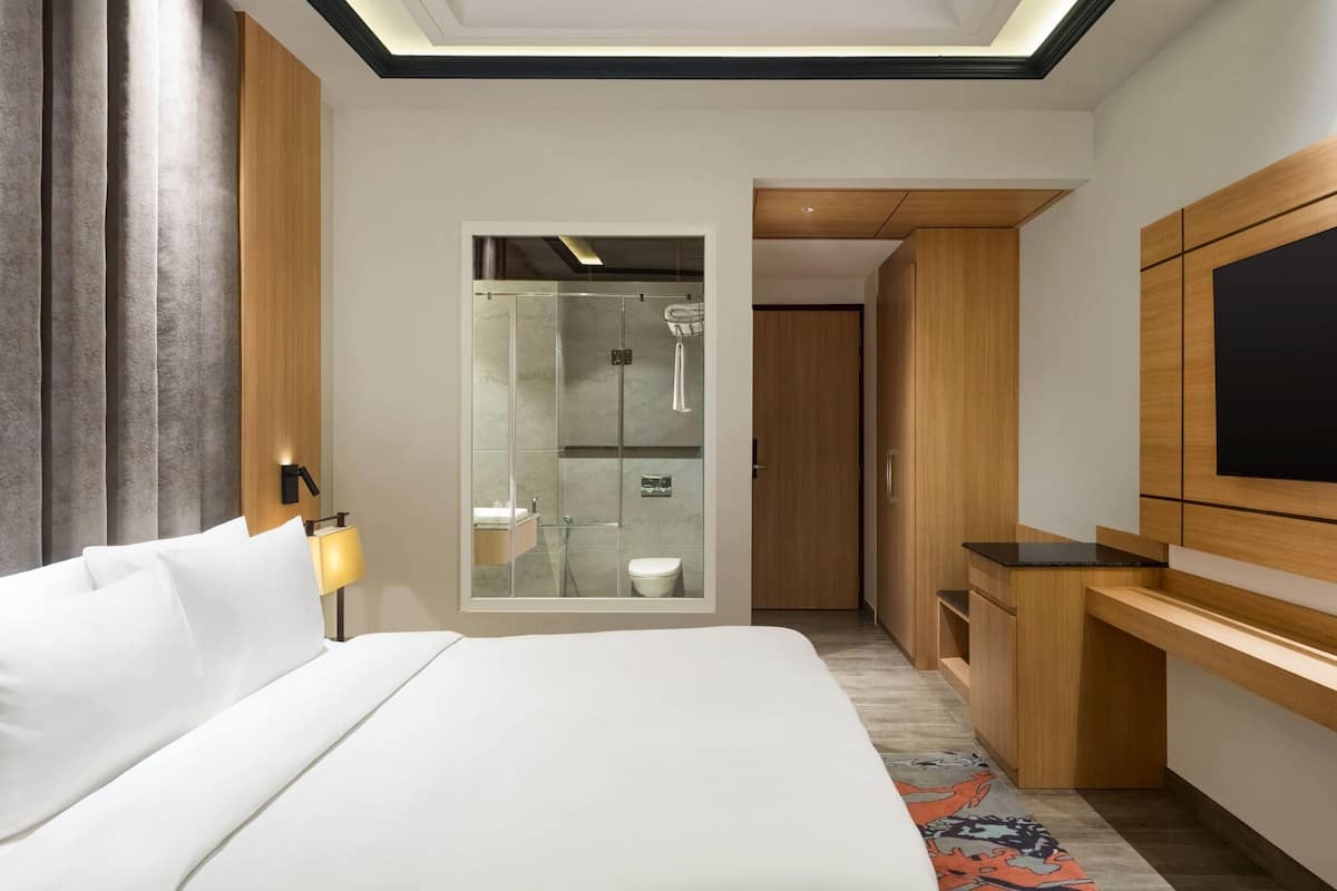 Habitación superior, 1 cama King size | Escritorio, insonorización y tabla de planchar con plancha