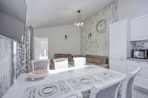 Family Apartment, 2 Bedrooms (Casa Ma3x Apartment Whitewood) | Dining room