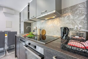 Réfrigérateur, micro-ondes, four, plaque de cuisson