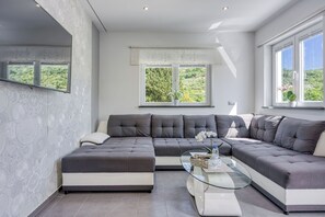 Apartamento familiar, 1 habitación (Casa Ma3x Apartment Silver) | Zona de estar | Una televisión de pantalla plana