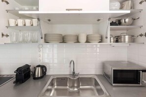 Private kitchen - Classic Living 2 Bd Historic Mets Apt (Athens)