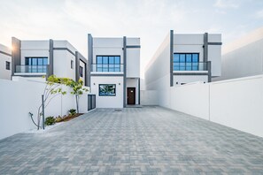 Exterior - Coastal Bliss 4BR + Maid's w/ Heated Pool & Jacuzzi in Al Dana Island, Fujairah (Fujairah)