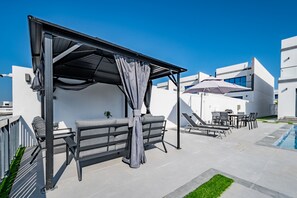 Outdoor dining - Coastal Bliss 4BR + Maid's w/ Heated Pool & Jacuzzi in Al Dana Island, Fujairah (Fujairah)