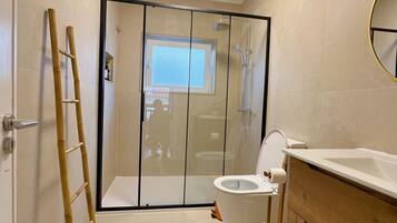 Dusche, Haartrockner, Handtücher, Seife