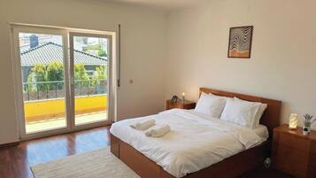 5 bedrooms, free WiFi, bed sheets