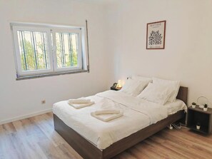 5 bedrooms, free WiFi, bed sheets