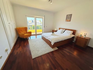 5 bedrooms, free WiFi, bed sheets