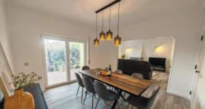 Bay Golf House (with a terrace and a large garden)