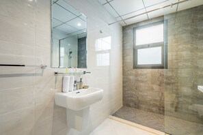 Shower, hair dryer, towels, soap - Blue Marble Beach 4BR Villa with AsstRm,Private Pool and Access to Floating Pier (Fujairah)