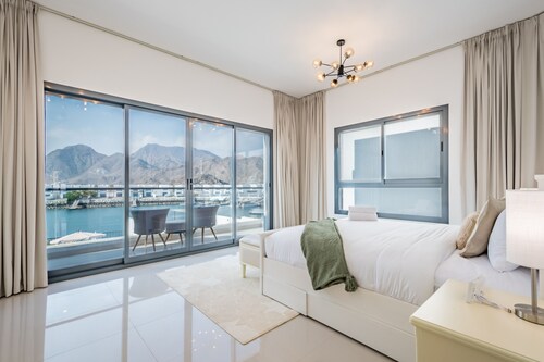 Blue Marble Beach 4BR Villa with AsstRm,Private Pool and Access to Floating Pier