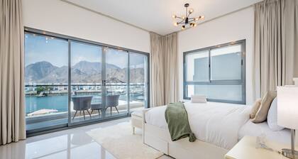 Blue Marble Beach 4BR Villa with AsstRm,Private Pool and Access to Floating Pier