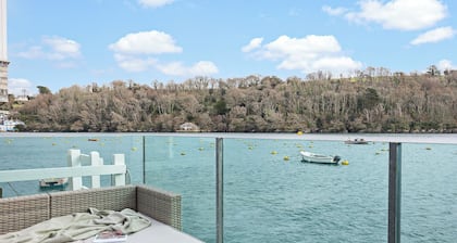 The Glass House, Fowey Luxury, parking & mooring
