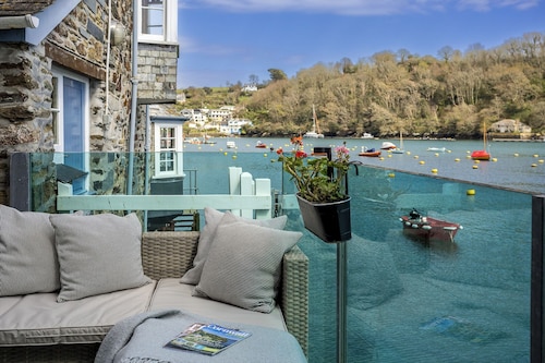 The Glass House, Fowey Luxury, parking & mooring