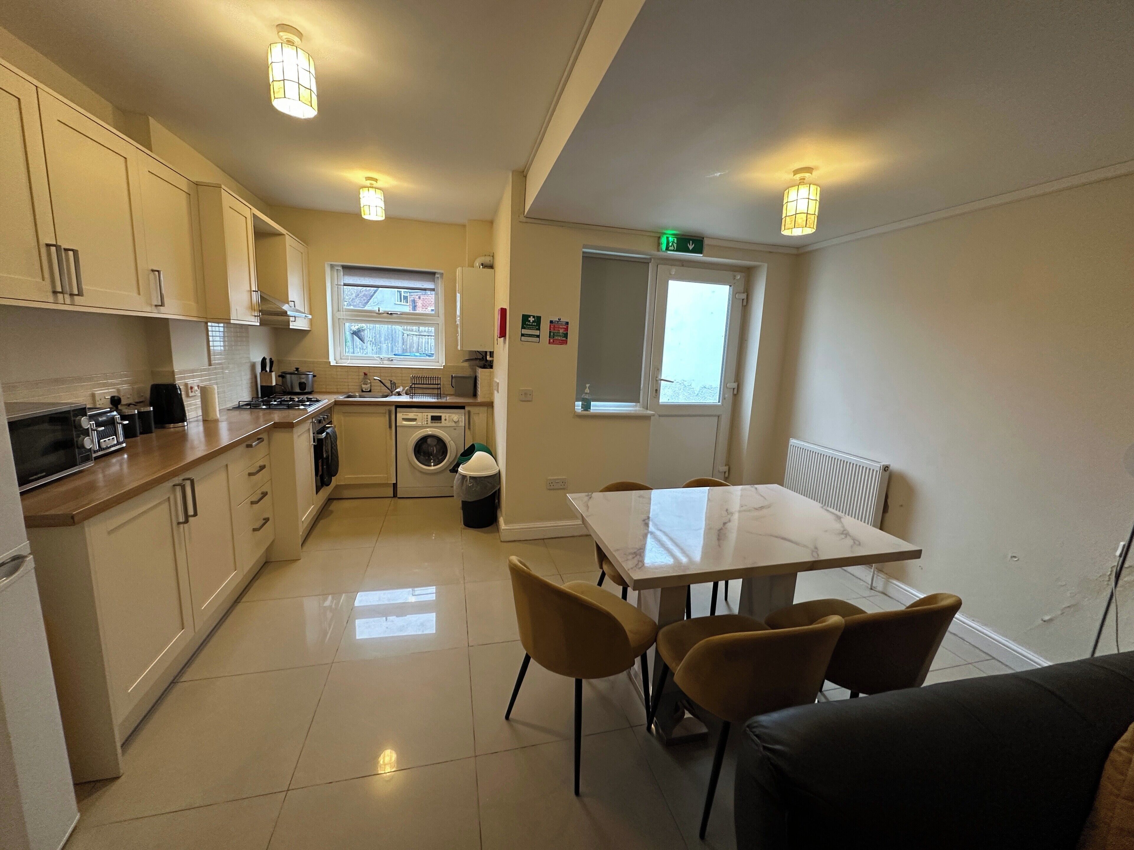 House | Private kitchen | Fridge, microwave, oven, stovetop