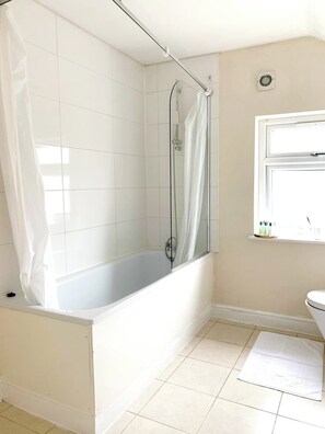 Ferienhaus | Badezimmer | Dusche, Handtücher