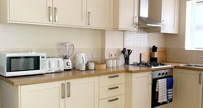 Spacious 4bed Home Near Woking Attractions&nature
