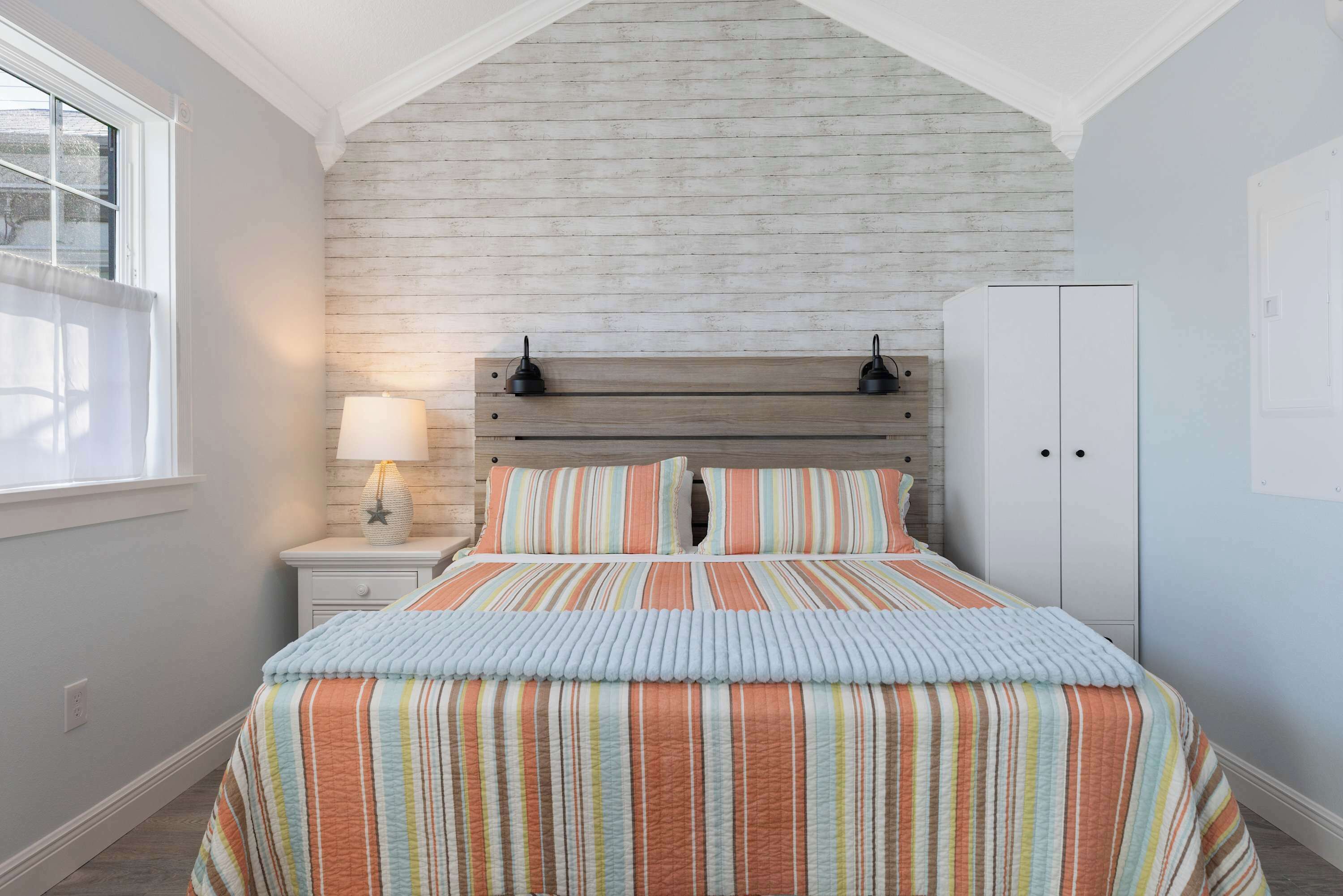 1 bedroom, desk, WiFi, bed sheets