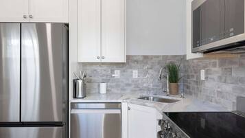 Refrigerador, microondas, horno y parrilla de estufa