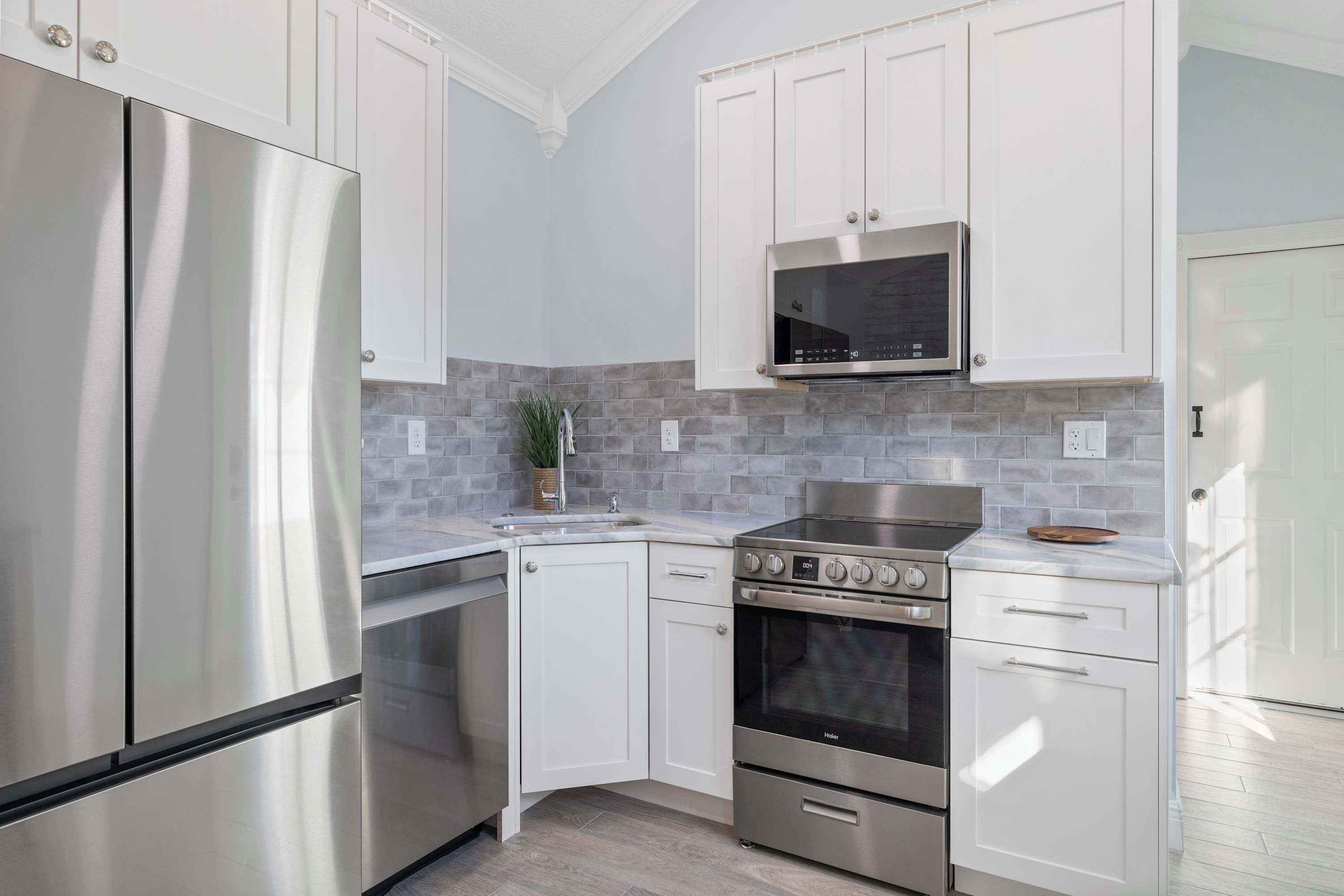 Réfrigérateur, four à micro-ondes, un four, surface de cuisson