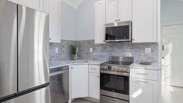 Réfrigérateur, four à micro-ondes, un four, surface de cuisson