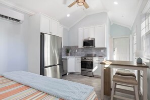 1 bedroom, desk, WiFi, bed sheets - Cozy Condo in Sebastian! (Sebastian)