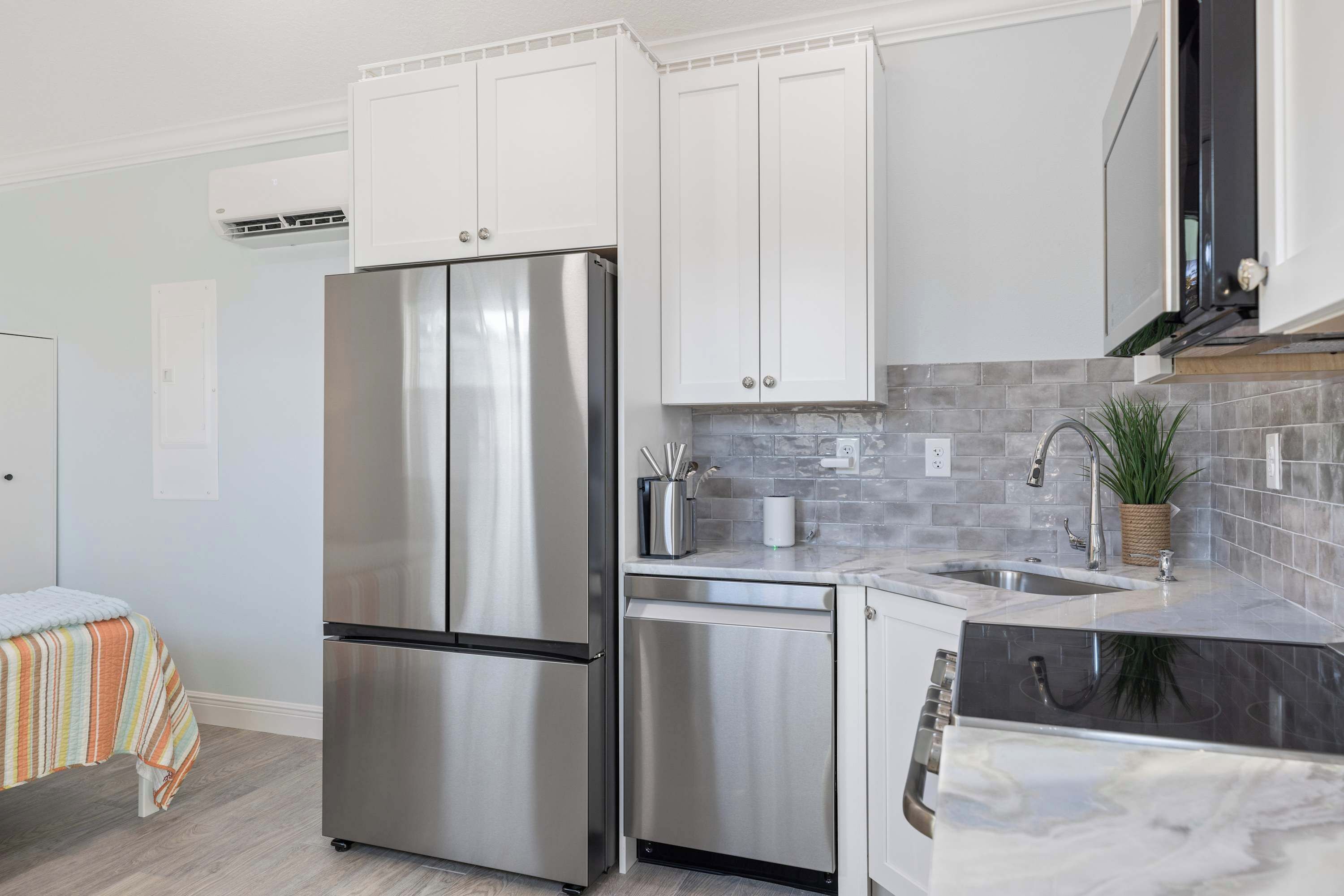 Refrigerador, microondas, horno y parrilla de estufa 