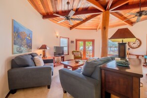 公寓客房, 3 間臥室 | 起居區 | 智慧型電視