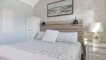 1 bedroom, desk, WiFi, bed sheets