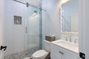 Een douche, handdoeken