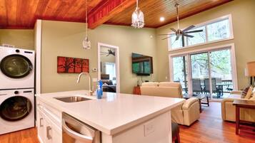 Cabin, 2 Bedrooms | Bahagian dalam