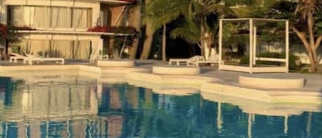 Una piscina al aire libre