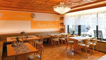 Tägliches inbegriffenes kontinentales Frühstück