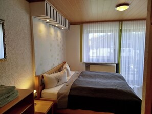 Chambre Double, balcon | Salle de bain | Douche, serviettes fournies