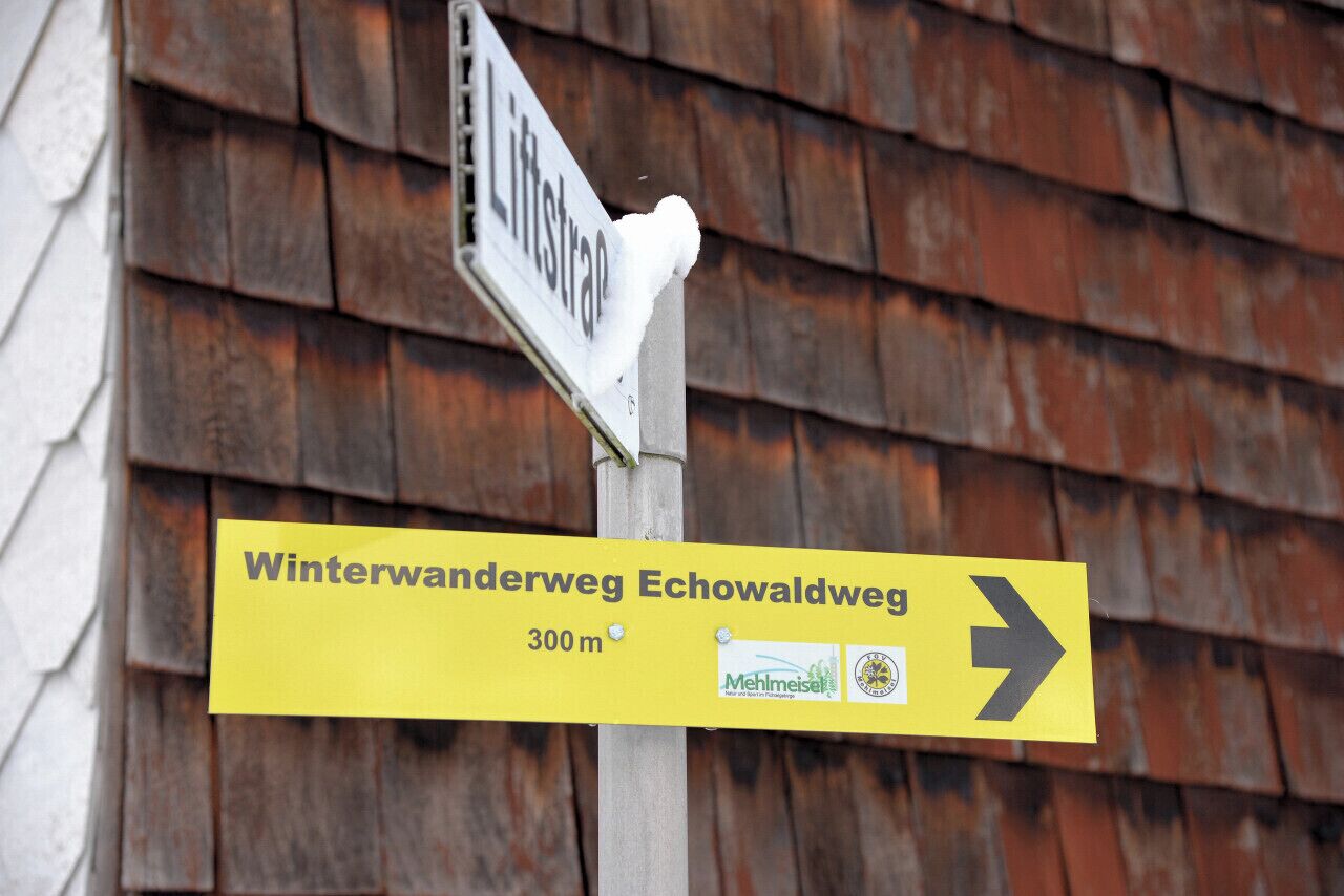 A directional sign for Winterwanderweg Echowaldweg, indicating a 300m distance to the right.