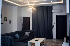 Luxury Room, Balcony, City View | Meja, ruang kerja komputer riba, Wi-fi percuma