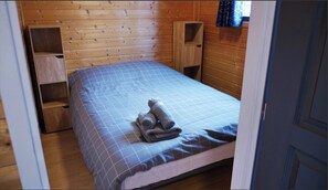 2 chambres, coffres-forts dans les chambres, lit parapluie