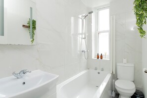 Apartment | Bathroom | Shower, towels, toilet paper - Brighton Seaside - Apartment - Sleeps 2 (Brighton)