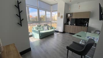 Apartment, 1 Queen-Bett und Schlafsofa (1 Bedroom) | Wohnbereich | 65-Zoll-Fernseher mit Kabelempfang